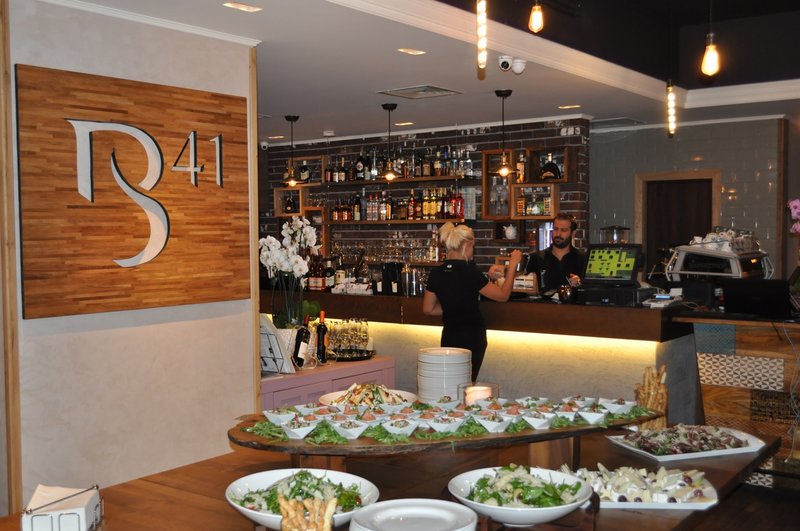 Ajutor bucatar la rece, salate, deserturi.